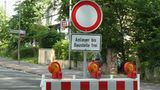 Auch das Drumherum wird gefördert  Bevor die Arbeiten einer Außenwanddämmung überhaupt beginnen, wird eine Menge neues Material angeliefert und altes abtransportiert. Die Lkw brauchen reservierte Verkehrsflächen, die Baustelle muss eingerichtet, abgesperrt und Schilder aufgestellt werden. Auch diese sogenannten Umfeldarbeiten sind im Förderkatalog aufgeführt.