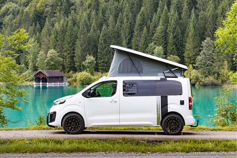 Ist das Aufstelldach ausgefahren sollen – je nach Modellvariante – bis zu vier Personen im Alpincamper Opel Vivaro schlafen können 