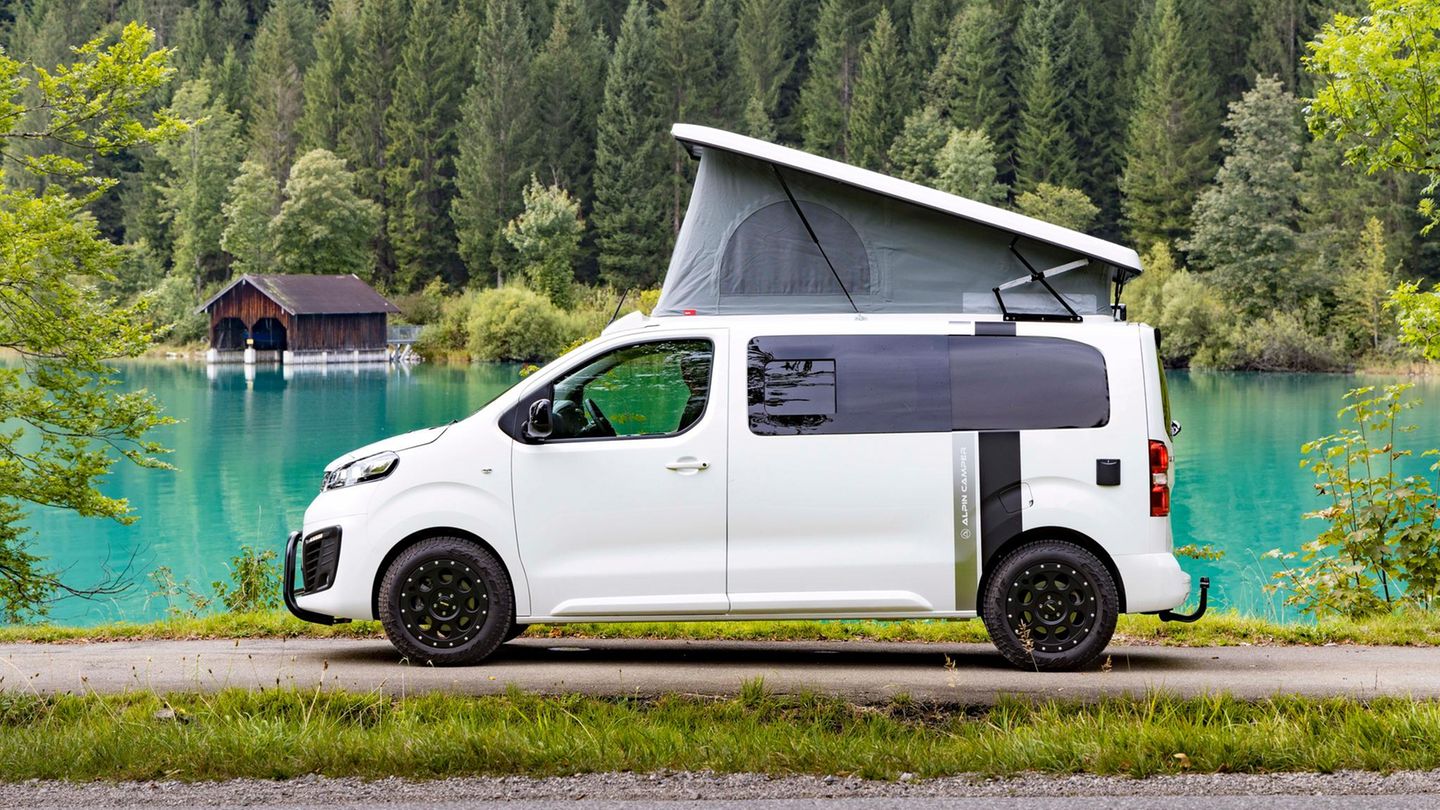 Ist das Aufstelldach ausgefahren sollen – je nach Modellvariante – bis zu vier Personen im Alpincamper Opel Vivaro schlafen können 
