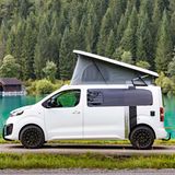 Ist das Aufstelldach ausgefahren sollen – je nach Modellvariante – bis zu vier Personen im Alpincamper Opel Vivaro schlafen können 