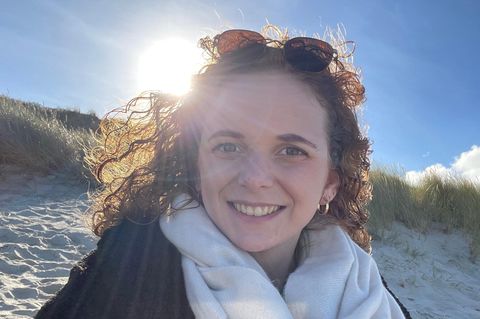 Jasmin Buchen ist 31 Jahre alt und arbeitsunfähig: Sie leidet unter ME/CFS. Hier ist die junge Frau an einem Strand zu sehen.