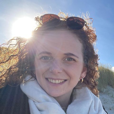 Jasmin Buchen ist 31 Jahre alt und arbeitsunfähig: Sie leidet unter ME/CFS. Hier ist die junge Frau an einem Strand zu sehen.