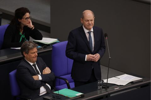 Bundeskanzler Scholz spricht im Bundestag