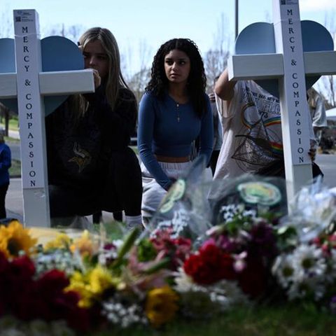 Menschen trauen an einer Gedenkstätte für die Opfer des Grundschul-Shootings in Nashville