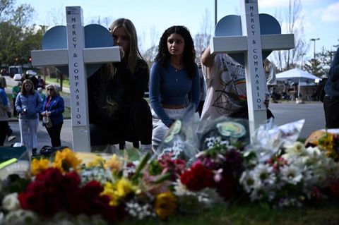 Menschen trauen an einer Gedenkstätte für die Opfer des Grundschul-Shootings in Nashville