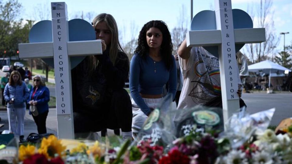 Menschen trauen an einer Gedenkstätte für die Opfer des Grundschul-Shootings in Nashville