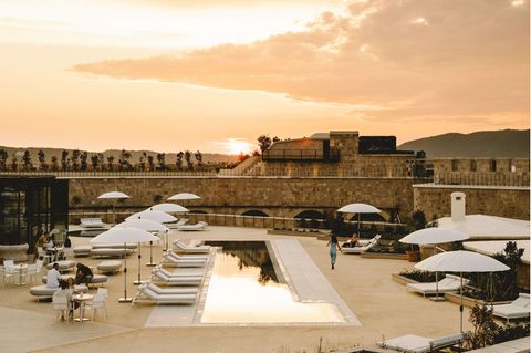 Das Hotel "Mamula Island" vor der Küste Montenegros, im Pool spiegelt sich die Sonne