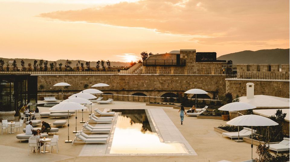 Das Hotel "Mamula Island" vor der Küste Montenegros, im Pool spiegelt sich die Sonne