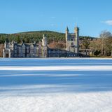 Die graue schottische Trutzburg ließ Queen Victorias deutscher Gemahl Prinz Albert zwischen 1852 und 1856 erbauen und mit romantischen Türmchen und Zinnen verschnörkeln, die ihn an seine Heimat erinnerten