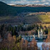 Prinz Albert und Queen Victoria heiraten 1840 in London, doch Albert kämpft mit seiner Rolle und der Mentalität der Engländer. "Ihr Gehabe ist unecht und ihre Würde desgleichen", gesteht er einem coburgischen Verwandten. Viel wohler fühlen er und Victoria sich in den schottischen Highlands, in die sie sich im Sommer zurückziehen und deren Landschaft Albert an seine fränkische Heimat erinnert