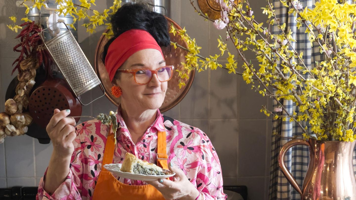 Graciela Cucchiara mit einem Stück Torta Pasqualina