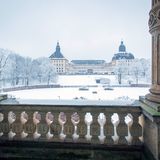 Hier in Thüringen beginnt die Geschichte von König Charles III, und zwar im 17. Jahrhundert mit seinem Vorfahren Ernst dem Frommen. Der ließ, traumatisiert von den Schrecken des Dreißigjährigen Krieges, 1648 bis 1657 Schloss Friedenstein als Manifest des Friedens für die Menschheit erbauen