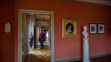 Überall auf Schloss Rosenau erinnern Gemälde und Büsten an den berühmten Sohn Albert und die britische Queen Victoria, wie hier im Roten Gesellschaftszimmer