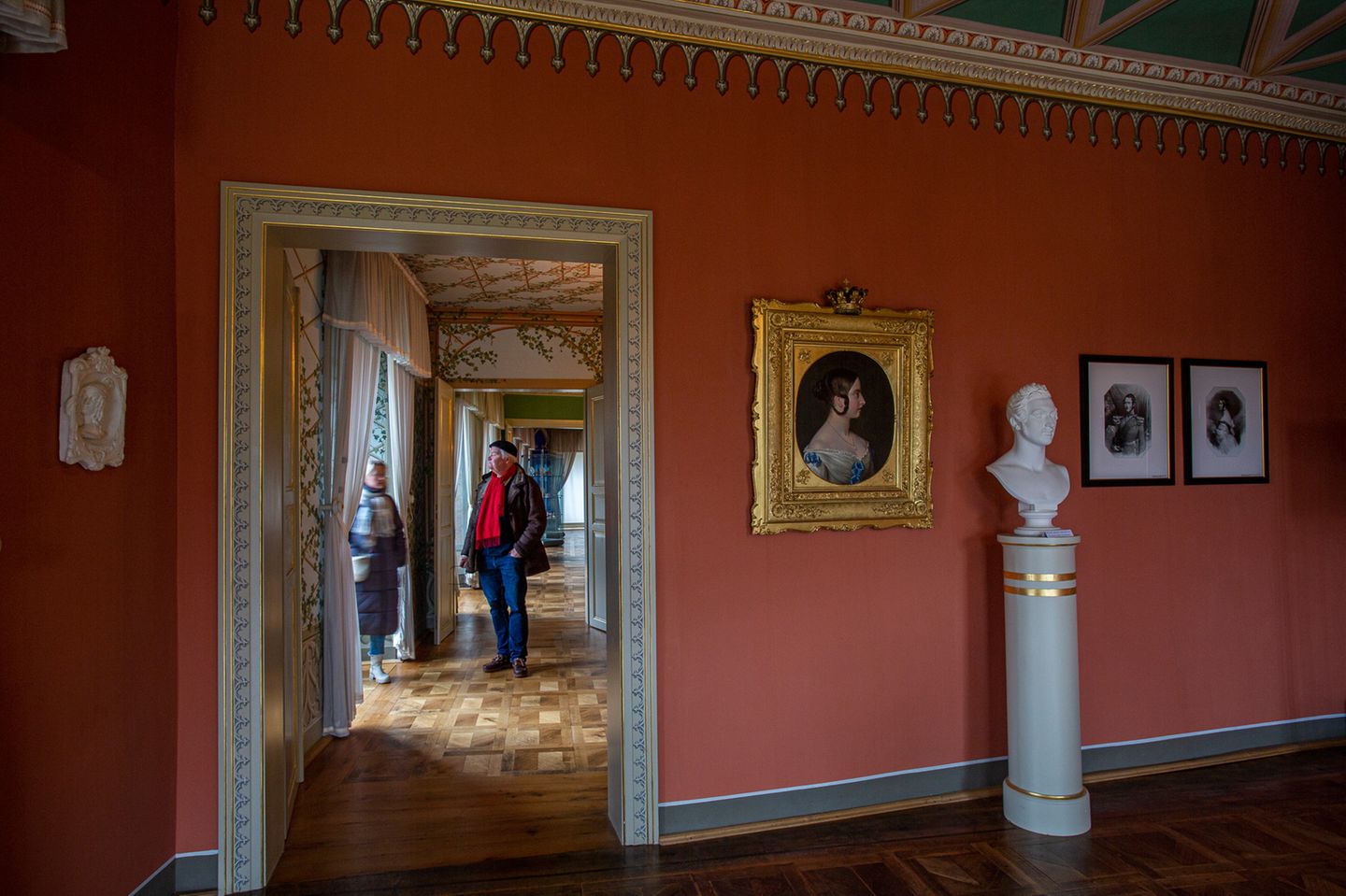 Überall auf Schloss Rosenau erinnern Gemälde und Büsten an den berühmten Sohn Albert und die britische Queen Victoria, wie hier im Roten Gesellschaftszimmer