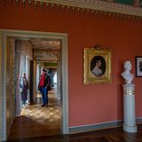 Überall auf Schloss Rosenau erinnern Gemälde und Büsten an den berühmten Sohn Albert und die britische Queen Victoria, wie hier im Roten Gesellschaftszimmer