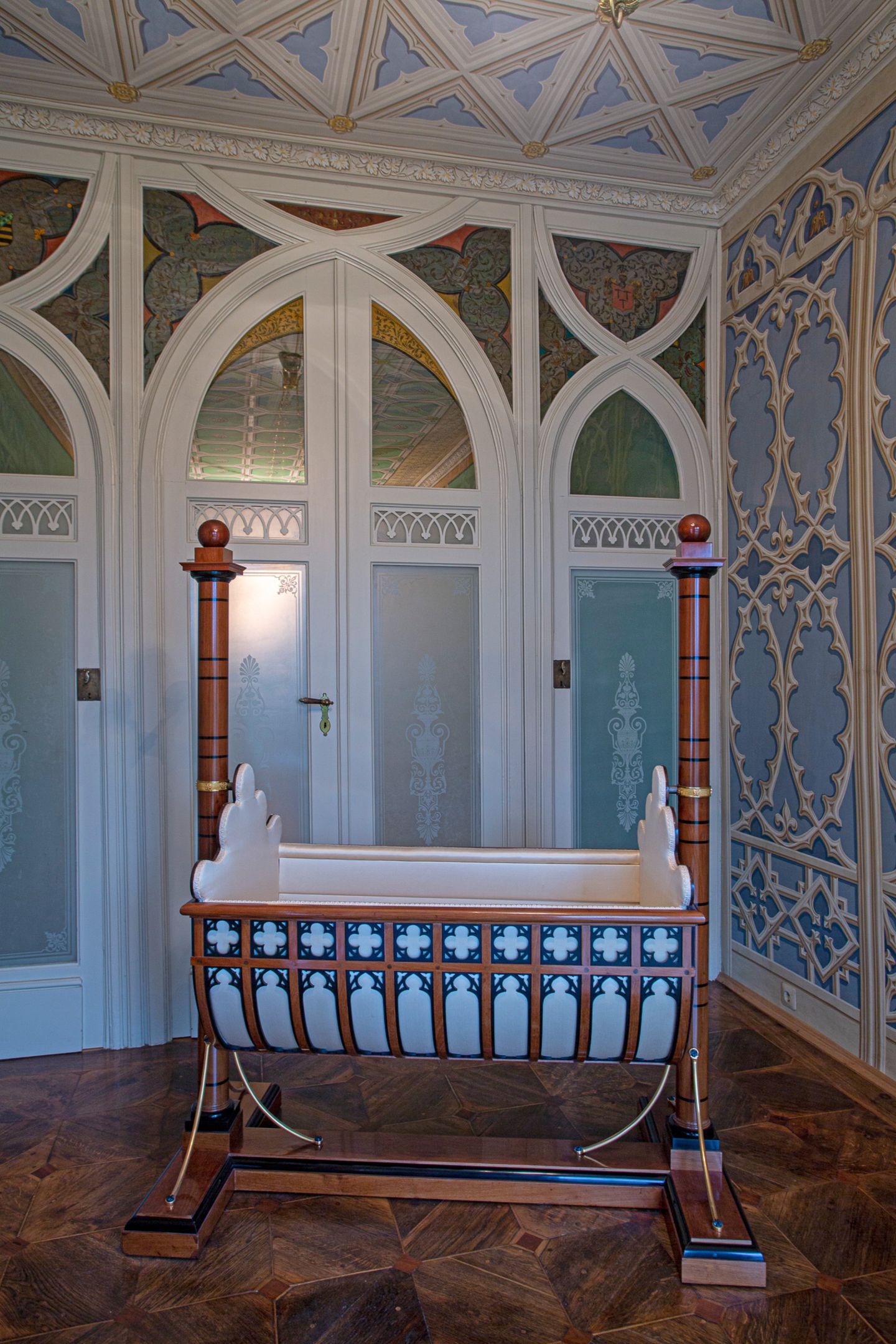 1819 wird auf Schloss Rosenau der spätere Prinz Albert als zweites Kind von Luise und Ernst I. geboren. Glaubt man dem Museumsführer, dann wurde er vielleicht sogar in dieser Wiege aus dem frühen 19. Jahrhundert in den Schlaf geschaukelt