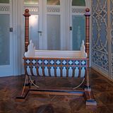 1819 wird auf Schloss Rosenau der spätere Prinz Albert als zweites Kind von Luise und Ernst I. geboren. Glaubt man dem Museumsführer, dann wurde er vielleicht sogar in dieser Wiege aus dem frühen 19. Jahrhundert in den Schlaf geschaukelt