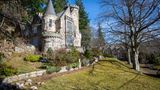 Mit Schloss Balmoral, einer Kreuzung aus mittelalterlicher Festung und deutschem Märchenschloss, setzt Prinz Albert einen neuen Trend: Der "Scottish Baronial Style" findet viele Nachahmer, wie hier im Dorf Ballater