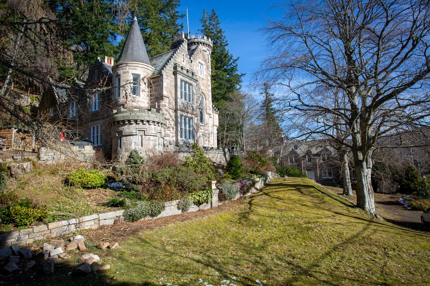 Mit Schloss Balmoral, einer Kreuzung aus mittelalterlicher Festung und deutschem Märchenschloss, setzt Prinz Albert einen neuen Trend: Der "Scottish Baronial Style" findet viele Nachahmer, wie hier im Dorf Ballater