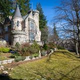 Mit Schloss Balmoral, einer Kreuzung aus mittelalterlicher Festung und deutschem Märchenschloss, setzt Prinz Albert einen neuen Trend: Der "Scottish Baronial Style" findet viele Nachahmer, wie hier im Dorf Ballater