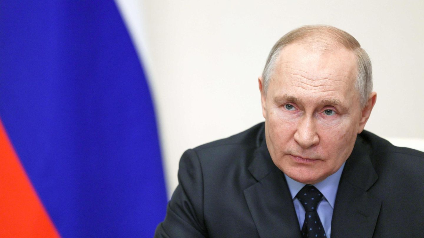 Der russische Präsident Wladimir Putin leitet eine Video-Sitzung mit seiner Regierung