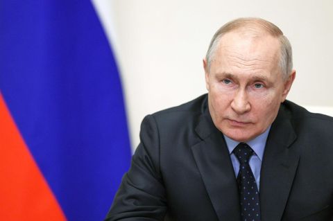 Der russische Präsident Wladimir Putin leitet eine Video-Sitzung mit seiner Regierung