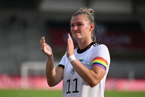Alexandra Popp mit einer Regenbogen-Kapitänsbinde am Arm
