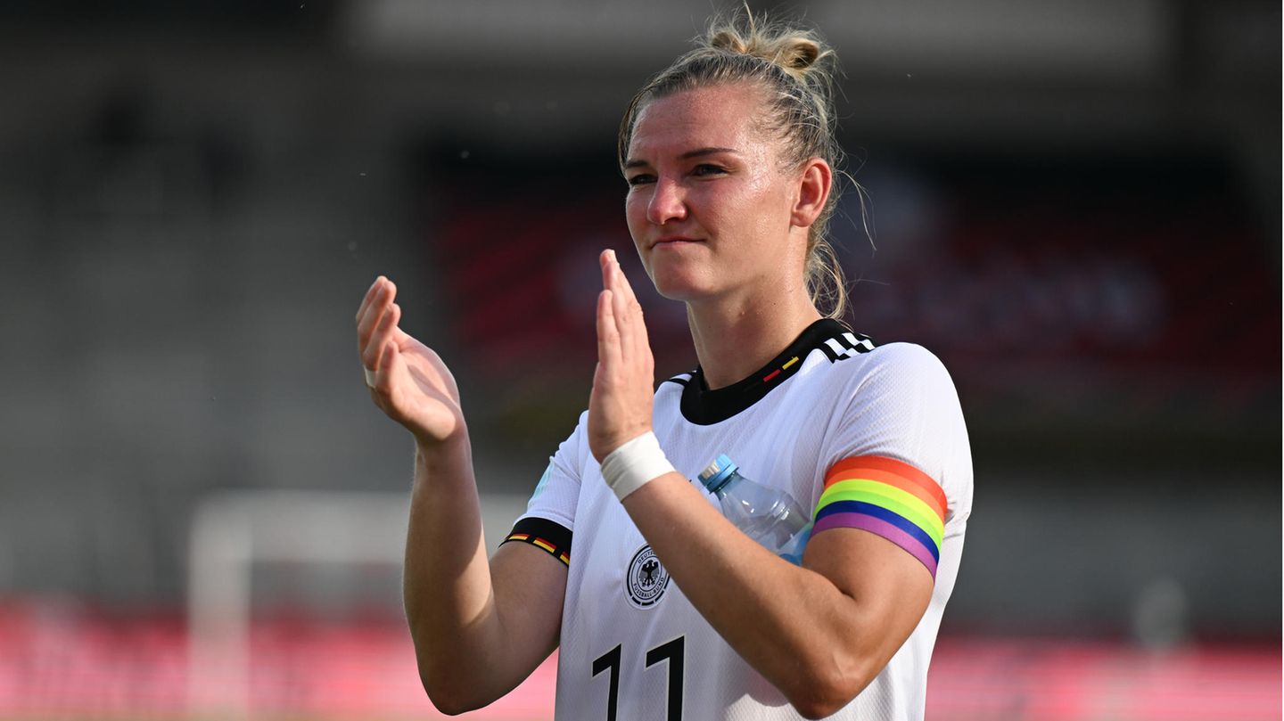 Alexandra Popp mit einer Regenbogen-Kapitänsbinde am Arm