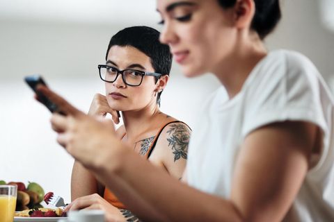 Fast jeder hat es erlebt: Therapeutin gibt Tipps, damit ihr Partner nicht (schon wieder) fremdgeht