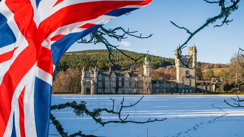 Schloss Balmoral in Schottland: Der Mix aus klassischer Burg und lieblich-romantischen Türmchen und Balkonen inspirierte den "Scottish Baronial Style", der viele Nachahmer fand. 