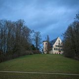 Luise von Sachsen-Coburg-Altenburg, eine direkte Nachfahrin von Ernst dem Frommen, heiratet 1817 im Alter von nur 16 Jahren Herzog Ernst I. von Sachsen-Coburg-Saalfeld. Die Ehe ist unglücklich und endet früh, doch die junge Luise schwärmte in Briefen von ihrem neuen Zuhause, dem neugotischen Schlösschen Rosenau