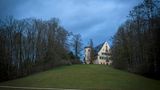 Luise von Sachsen-Coburg-Altenburg, eine direkte Nachfahrin von Ernst dem Frommen, heiratet 1817 im Alter von nur 16 Jahren Herzog Ernst I. von Sachsen-Coburg-Saalfeld. Die Ehe ist unglücklich und endet früh, doch die junge Luise schwärmte in Briefen von ihrem neuen Zuhause, dem neugotischen Schlösschen Rosenau