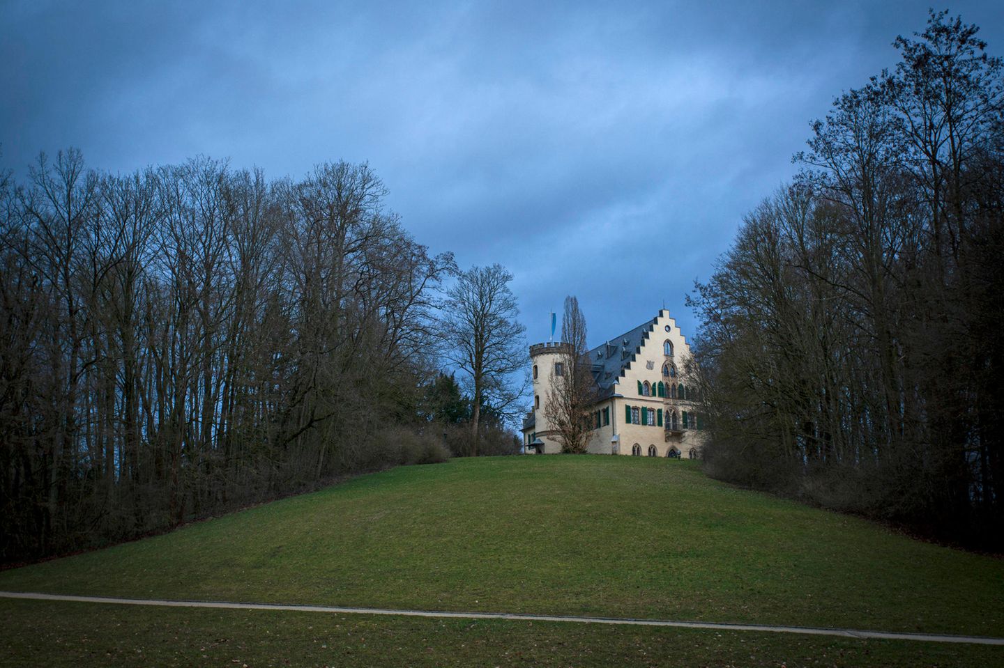 Luise von Sachsen-Coburg-Altenburg, eine direkte Nachfahrin von Ernst dem Frommen, heiratet 1817 im Alter von nur 16 Jahren Herzog Ernst I. von Sachsen-Coburg-Saalfeld. Die Ehe ist unglücklich und endet früh, doch die junge Luise schwärmte in Briefen von ihrem neuen Zuhause, dem neugotischen Schlösschen Rosenau