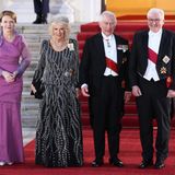 Zum Ausklang des ersten Tages ihres Staatsbesuchs in Deutschland sind der britische König Charles III. (2.v.r.) und Königin-Gemahlin Camilla (2.v.l.) am Schloss Bellevue eingetroffen. Dort stand ein Defilee und anschließend ein Staatsbankett mit rund 130 Gästen auf dem Programm. Bundespräsident Frank-Walter Steinmeier empfing an der Treppe seines Amtssitzes im Berliner Tiergarten das Königspaar. Zuvor waren zahlreiche hochrangige Gäste aus Politik und Gesellschaft eingetroffen - etwa die früheren Bundespräsidenten Horst Köhler und Joachim Gauck sowie Altkanzlerin Angela Merkel.