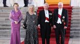 Zum Ausklang des ersten Tages ihres Staatsbesuchs in Deutschland sind der britische König Charles III. (2.v.r.) und Königin-Gemahlin Camilla (2.v.l.) am Schloss Bellevue eingetroffen. Dort stand ein Defilee und anschließend ein Staatsbankett mit rund 130 Gästen auf dem Programm. Bundespräsident Frank-Walter Steinmeier empfing an der Treppe seines Amtssitzes im Berliner Tiergarten das Königspaar. Zuvor waren zahlreiche hochrangige Gäste aus Politik und Gesellschaft eingetroffen - etwa die früheren Bundespräsidenten Horst Köhler und Joachim Gauck sowie Altkanzlerin Angela Merkel.