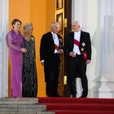 Lange wurde das Vier-Gänge-Menü beim Staatsbankett zu Ehren von König Charles III. und Queen Camilla im Schloss Bellevue gehütet wie ein Staatsgeheimnis. Am Abend wurde die Speisenfolge dann doch bekannt: Den rund 130 Gästen wurde zunächst gebeizter Karpfen und Erfurter Brunnenkresse serviert, dann Kraftbrühe vom Heckrind, Weidehuhn und Baumpilz sowie zum Abschluss Backpflaume, ostfriesischer Schwarztee und Sandgebäck. Die Weinbegleitung bestand aus einer Riesling-Spätlese aus dem Rheingau, einem Spätburgunder aus Rheinhessen und einem Likörwein von der Ahr. Natürlich gab es auch eine alkoholfreie Alternative.