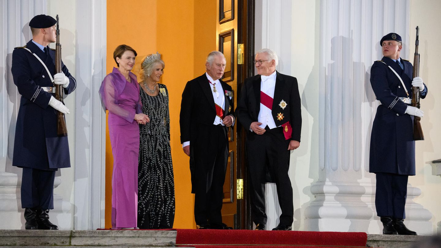 Lange wurde das Vier-Gänge-Menü beim Staatsbankett zu Ehren von König Charles III. und Queen Camilla im Schloss Bellevue gehütet wie ein Staatsgeheimnis. Am Abend wurde die Speisenfolge dann doch bekannt: Den rund 130 Gästen wurde zunächst gebeizter Karpfen und Erfurter Brunnenkresse serviert, dann Kraftbrühe vom Heckrind, Weidehuhn und Baumpilz sowie zum Abschluss Backpflaume, ostfriesischer Schwarztee und Sandgebäck. Die Weinbegleitung bestand aus einer Riesling-Spätlese aus dem Rheingau, einem Spätburgunder aus Rheinhessen und einem Likörwein von der Ahr. Natürlich gab es auch eine alkoholfreie Alternative.