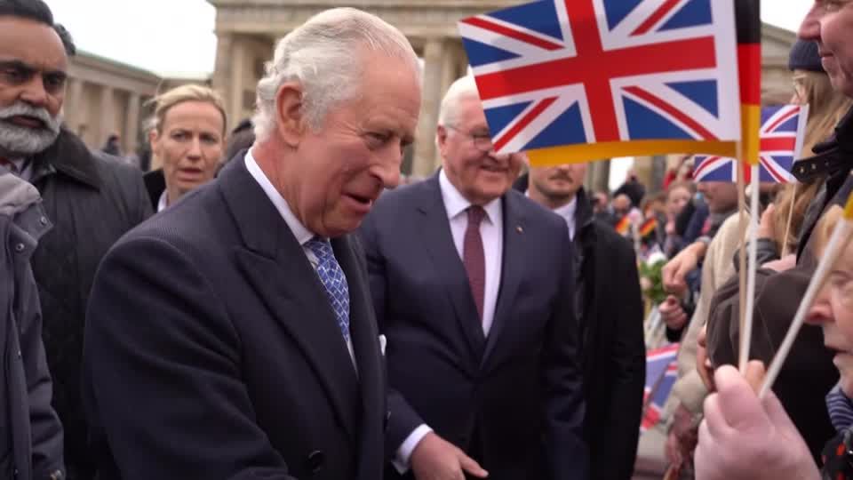 Video: Charles und Camilla in Berlin freundlich empfangen