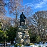 Die glückliche und äußerst produktive Ehe von Queen Victoria und Prinz Albert - sie zeugten gemeinsam neun Kinder - endet 1861 jäh mit dem Tod Alberts an den Folgen einer Typhus-Infektion. Victoria ist untröstlich, trägt fortan nur noch schwarz und zieht sich aus der Öffentlichkeit zurück. Noch heute blickt sich das Paar, als Statuen verewigt und durch einen Golfplatz getrennt, im Park von Balmoral sehnsuchtsvoll an; Prinz Albert auf ewig jung, schön und natürlich im Kilt. Man ist schließlich in Schottland