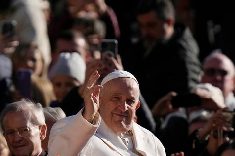 Papst Franziskus kommt zu seiner wöchentlichen Generalaudienz auf dem Petersplatz im Vatikan