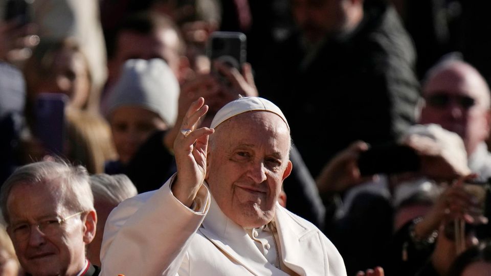 Papst Franziskus kommt zu seiner wöchentlichen Generalaudienz auf dem Petersplatz im Vatikan