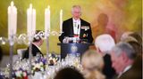 König Charles III. bekannte sich zum Ausbau der Zusammenarbeit mit Deutschland. Auch ihm seien die Beziehungen zwischen beiden Ländern überaus wichtig, "ich bin mehr denn je von ihrem bleibenden Wert für uns alle überzeugt", sagte er in seiner Tischrede. "Ich kann Ihnen nur versichern, dass ich in der Zeit, die mir als König vergönnt sein wird, alles tun werde, um unsere Beziehungen weiter zu stärken." Er und seine Frau seien "tief gerührt" vom herzlichen Empfang. Der König ließ britischen Humor aufblitzen, als er darauf hinwies, dass er schon mehr als vierzigmal in Deutschland gewesen sei. "Darin zeigt sich natürlich, wie wichtig mir unsere Beziehungen sind, aber auch, so fürchte ich, wie lange es mich schon gibt."  Charles dankte den Deutschen auch für die "überaus bewegenden Worte der Unterstützung und Zuneigung" nach dem Tod seiner Mutter, Königin Elizabeth II., im vergangenen September. "Ihre Liebenswürdigkeit hat meiner Familie und mir mehr bedeutet, als ich in Worte fassen kann." Der König sprach Deutschland zudem seine Anerkennung für die Aufnahme von mehr als einer Million Geflüchteten aus der Ukraine aus. Dies sei "ein überzeugender Beweis, wie mir scheint, für die Großmut der Menschen in Deutschland".