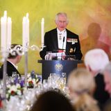 König Charles III. bekannte sich zum Ausbau der Zusammenarbeit mit Deutschland. Auch ihm seien die Beziehungen zwischen beiden Ländern überaus wichtig, "ich bin mehr denn je von ihrem bleibenden Wert für uns alle überzeugt", sagte er in seiner Tischrede. "Ich kann Ihnen nur versichern, dass ich in der Zeit, die mir als König vergönnt sein wird, alles tun werde, um unsere Beziehungen weiter zu stärken." Er und seine Frau seien "tief gerührt" vom herzlichen Empfang. Der König ließ britischen Humor aufblitzen, als er darauf hinwies, dass er schon mehr als vierzigmal in Deutschland gewesen sei. "Darin zeigt sich natürlich, wie wichtig mir unsere Beziehungen sind, aber auch, so fürchte ich, wie lange es mich schon gibt."  Charles dankte den Deutschen auch für die "überaus bewegenden Worte der Unterstützung und Zuneigung" nach dem Tod seiner Mutter, Königin Elizabeth II., im vergangenen September. "Ihre Liebenswürdigkeit hat meiner Familie und mir mehr bedeutet, als ich in Worte fassen kann." Der König sprach Deutschland zudem seine Anerkennung für die Aufnahme von mehr als einer Million Geflüchteten aus der Ukraine aus. Dies sei "ein überzeugender Beweis, wie mir scheint, für die Großmut der Menschen in Deutschland".