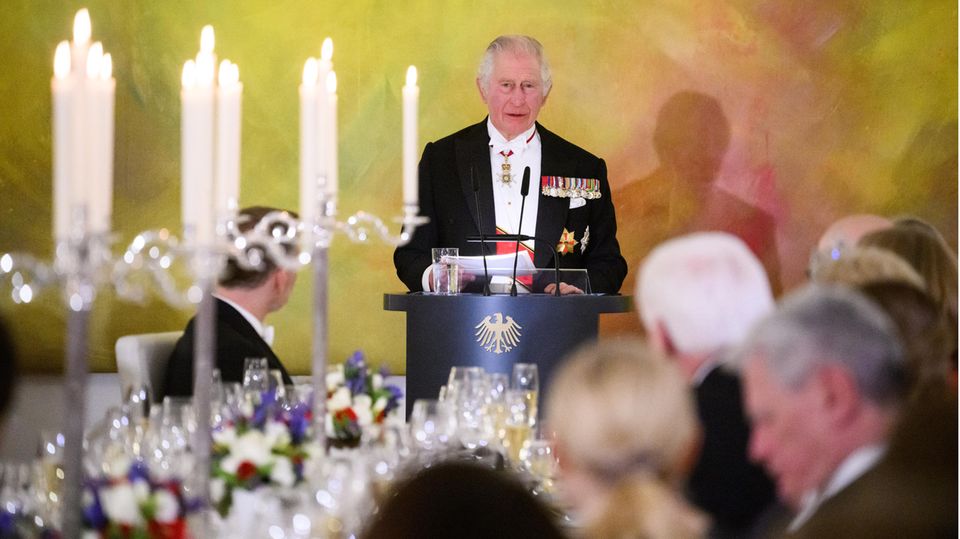 König Charles III. bekannte sich zum Ausbau der Zusammenarbeit mit Deutschland. Auch ihm seien die Beziehungen zwischen beiden Ländern überaus wichtig, "ich bin mehr denn je von ihrem bleibenden Wert für uns alle überzeugt", sagte er in seiner Tischrede. "Ich kann Ihnen nur versichern, dass ich in der Zeit, die mir als König vergönnt sein wird, alles tun werde, um unsere Beziehungen weiter zu stärken." Er und seine Frau seien "tief gerührt" vom herzlichen Empfang. Der König ließ britischen Humor aufblitzen, als er darauf hinwies, dass er schon mehr als vierzigmal in Deutschland gewesen sei. "Darin zeigt sich natürlich, wie wichtig mir unsere Beziehungen sind, aber auch, so fürchte ich, wie lange es mich schon gibt."  Charles dankte den Deutschen auch für die "überaus bewegenden Worte der Unterstützung und Zuneigung" nach dem Tod seiner Mutter, Königin Elizabeth II., im vergangenen September. "Ihre Liebenswürdigkeit hat meiner Familie und mir mehr bedeutet, als ich in Worte fassen kann." Der König sprach Deutschland zudem seine Anerkennung für die Aufnahme von mehr als einer Million Geflüchteten aus der Ukraine aus. Dies sei "ein überzeugender Beweis, wie mir scheint, für die Großmut der Menschen in Deutschland".
