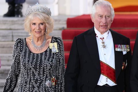 König Charles III. und seine Gemahlin Camilla in Abendgarderobe in Schloss Bellevue