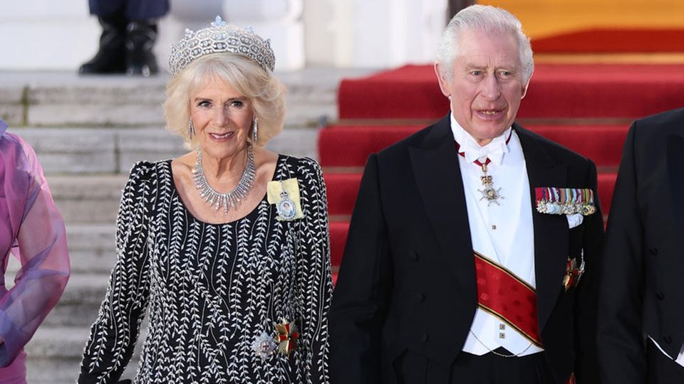 König Charles III. und seine Gemahlin Camilla in Abendgarderobe in Schloss Bellevue