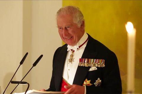 Rede auf Deutsch: Szene im Video: Charles III. sorgt im Schloss Bellevue für großen Lacher