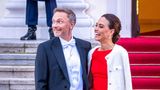 Bundesfinanzminister Christian Lindner kam mit seine Frau Franca Lehfeldt.