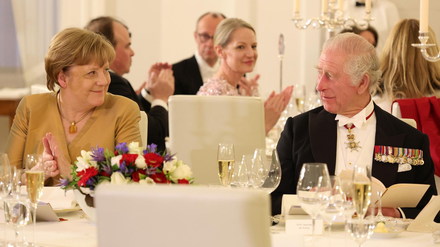 Ex-Kanzlerin Angela Merkel und König Charles waren beim Bankett im regen Plausch zu beobachten