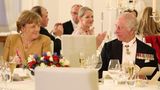 Ex-Kanzlerin Angela Merkel und König Charles waren beim Bankett im regen Plausch zu beobachten